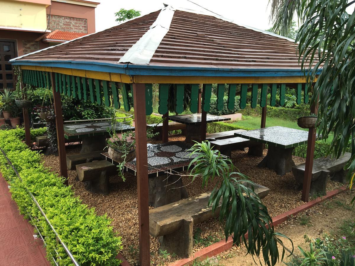 Whispering Woods Inn Bolpur Extérieur photo