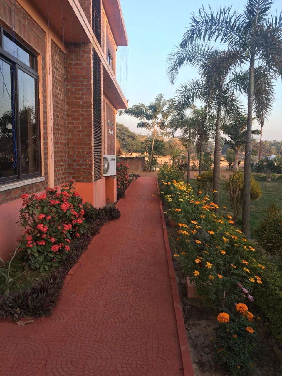 Whispering Woods Inn Bolpur Extérieur photo
